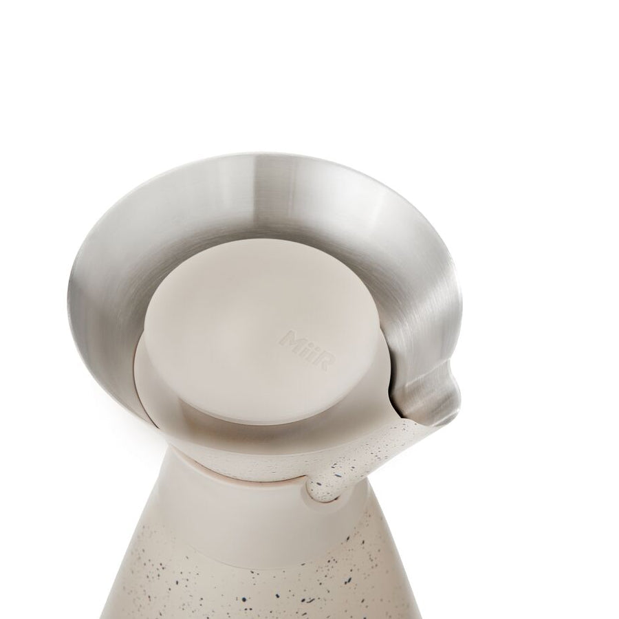 new-standard-carafe-q7 WebPDP-33oz_New_Standard_Carafe_Desert_Tan_Speckle_Studio__CAR1SVOS224_45_Lid_On.jpg